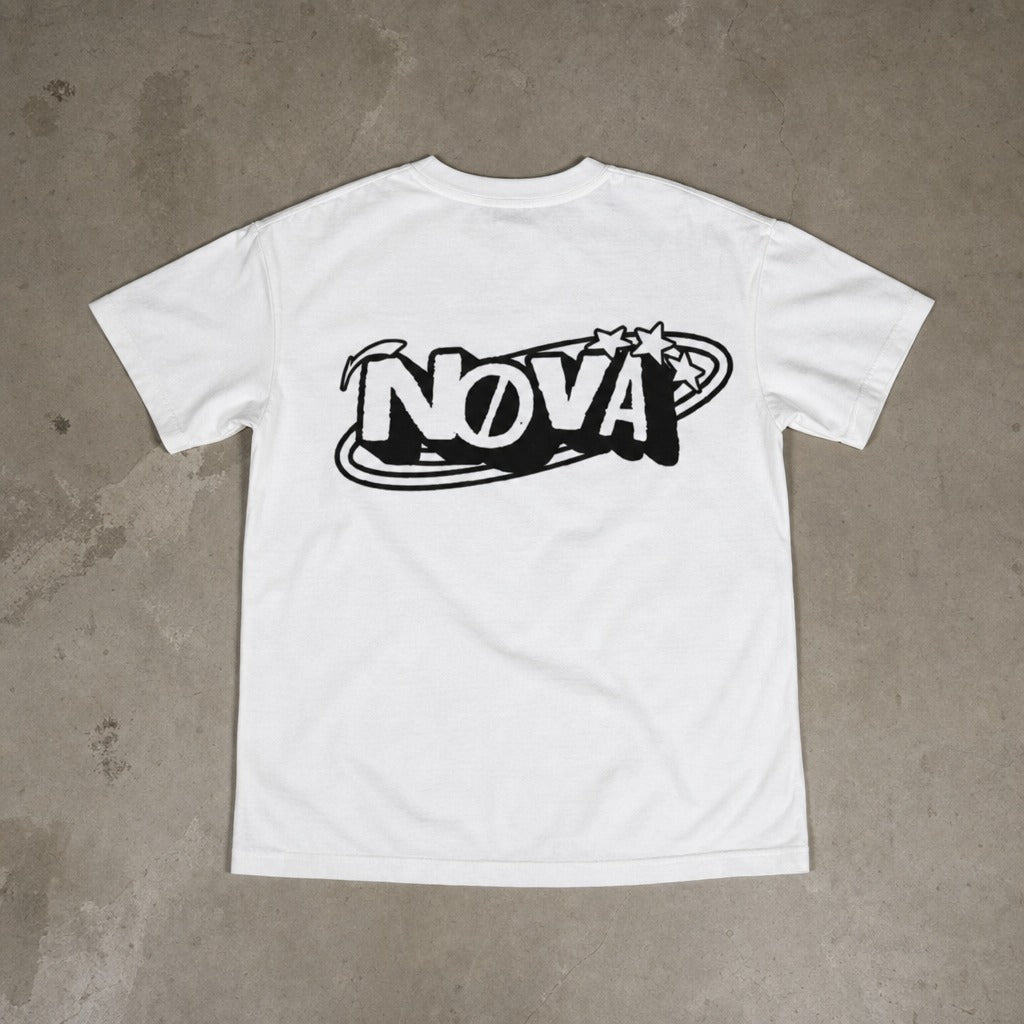 Weißes NØVA T-Shirt von hinten mit großem Rückenprint
