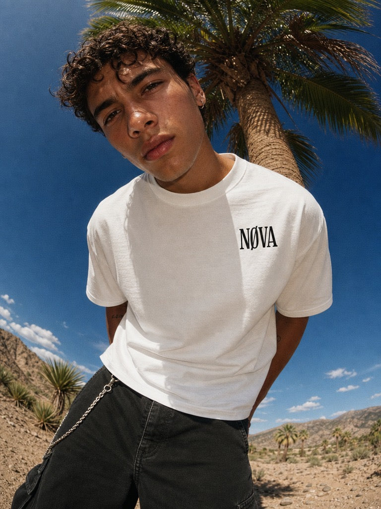 Model im weißen NØVA T-Shirt unter einer Palme