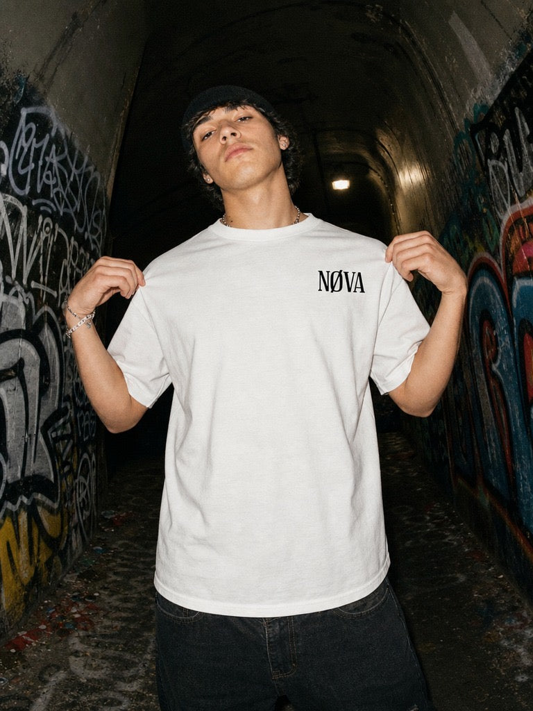 Model im NØVA T-Shirt in einem Graffiti-Tunnel